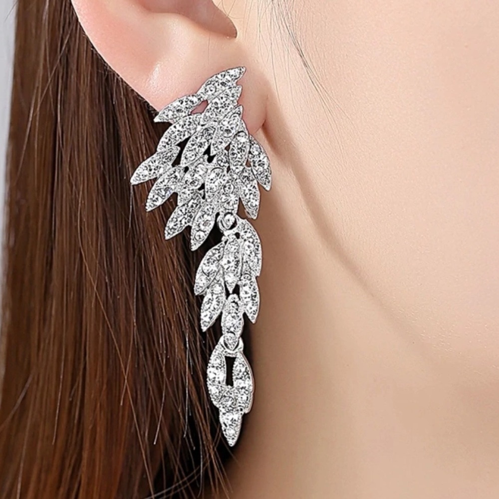 🌟 Crystal Silver Wings Earrings - Picture 2 of 5